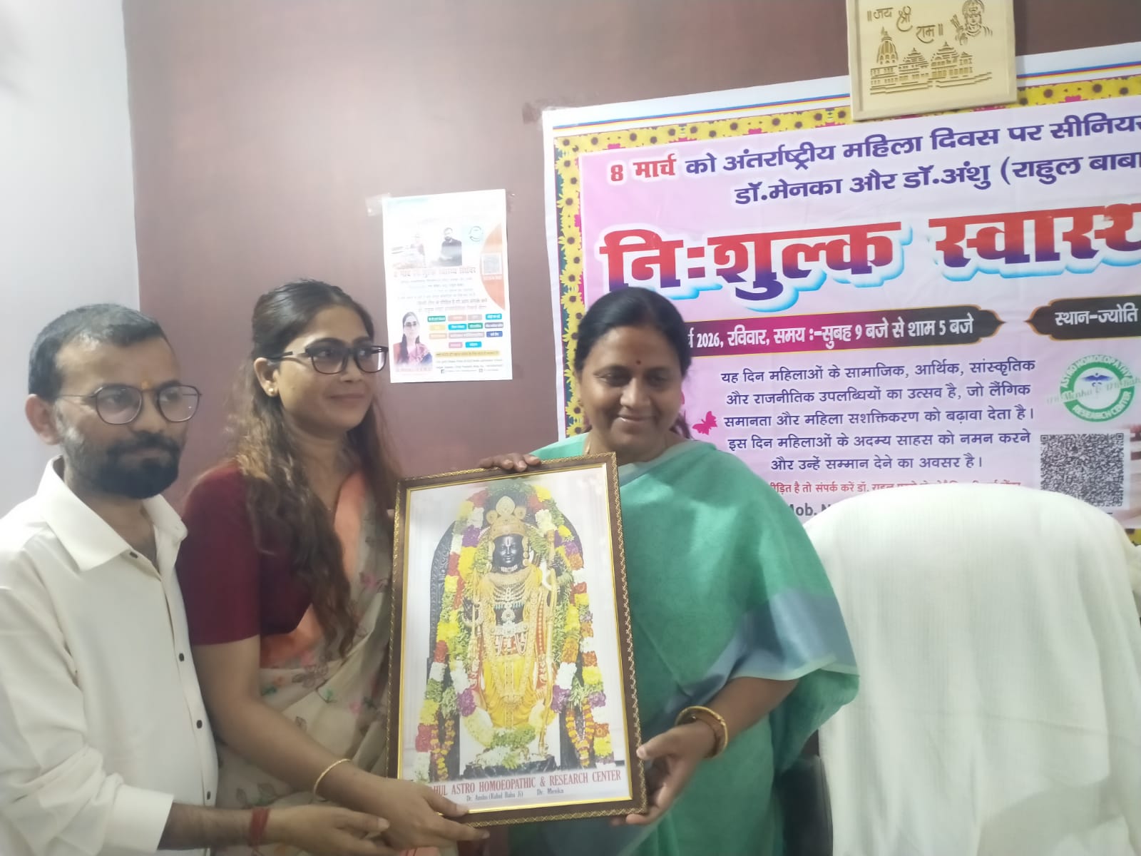 डॉक्टर मेनका और डॉक्टर राहुल ने निःशुल्क स्वास्थ्य शिविर में लोगों की जांच कर दी दवाइयां