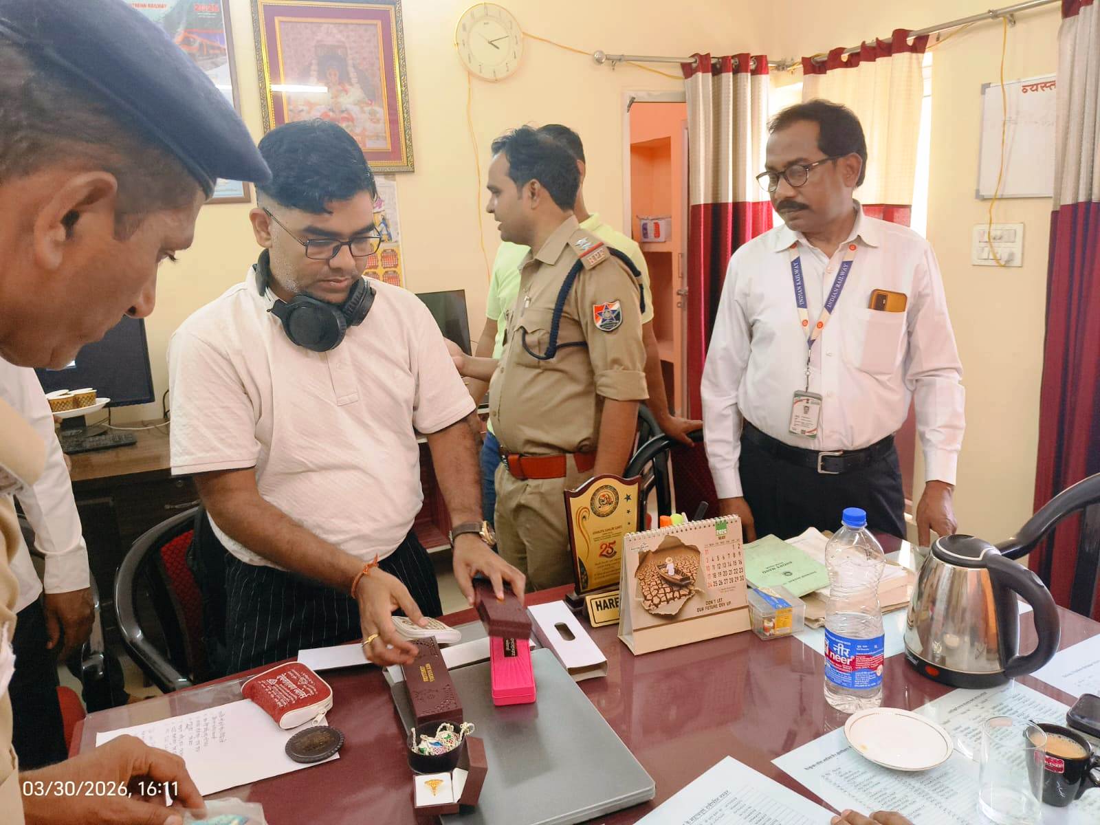 Railway: यात्री का खोया हुआ कीमती सामान सुरक्षित लौटाया गया