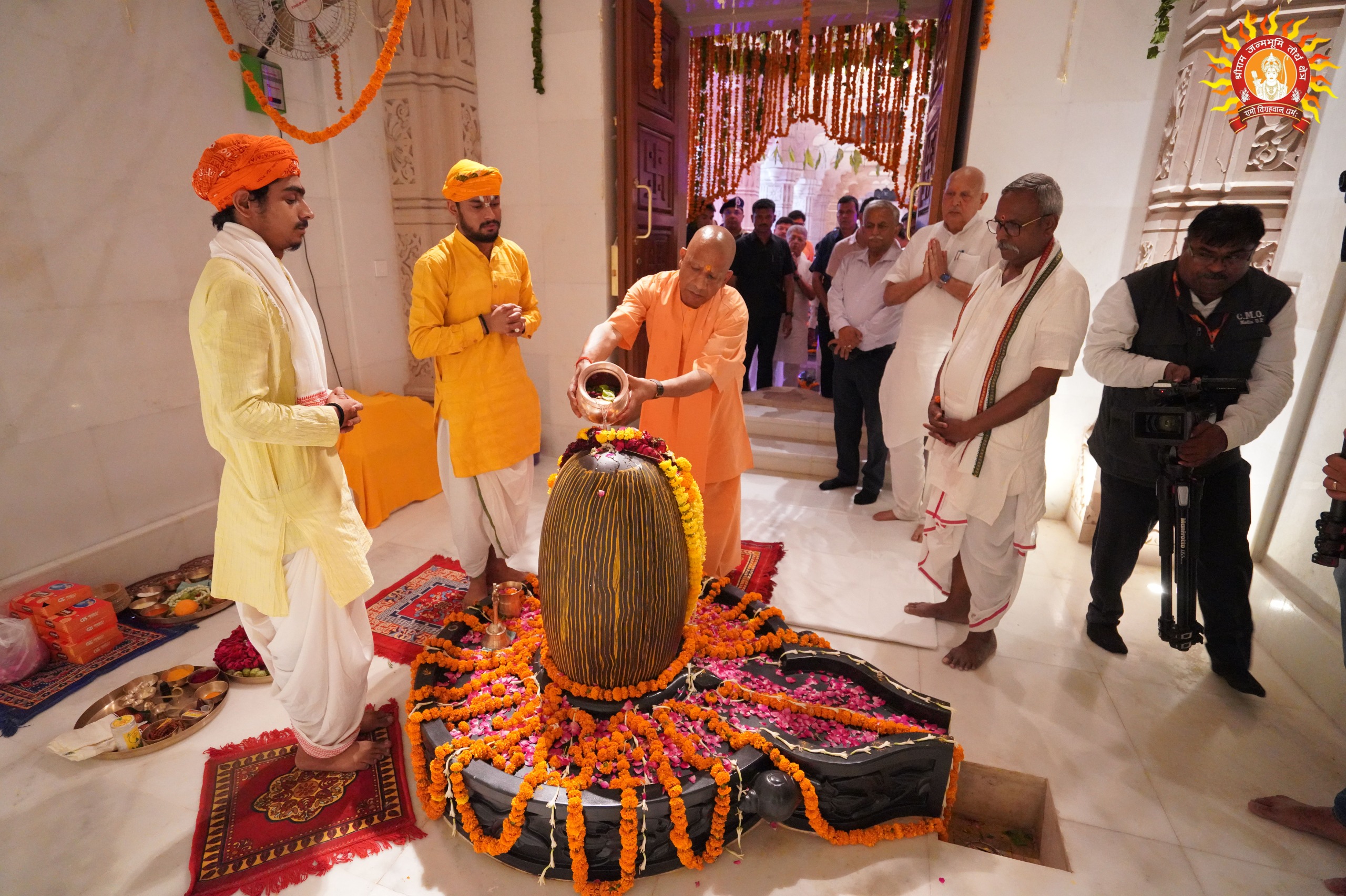 Flag-Hoisting Ceremony at the Shiva Temple : हमारे महापुरुषों को जातीय आधार पर बांटने वाले महापापी : योगी आदित्यनाथ